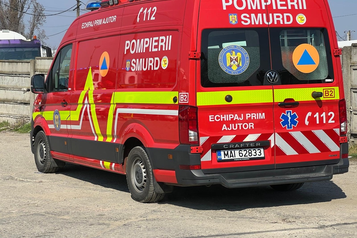 Mașină izbită de un stâlp în Ploiești. Victima a rămas blocată