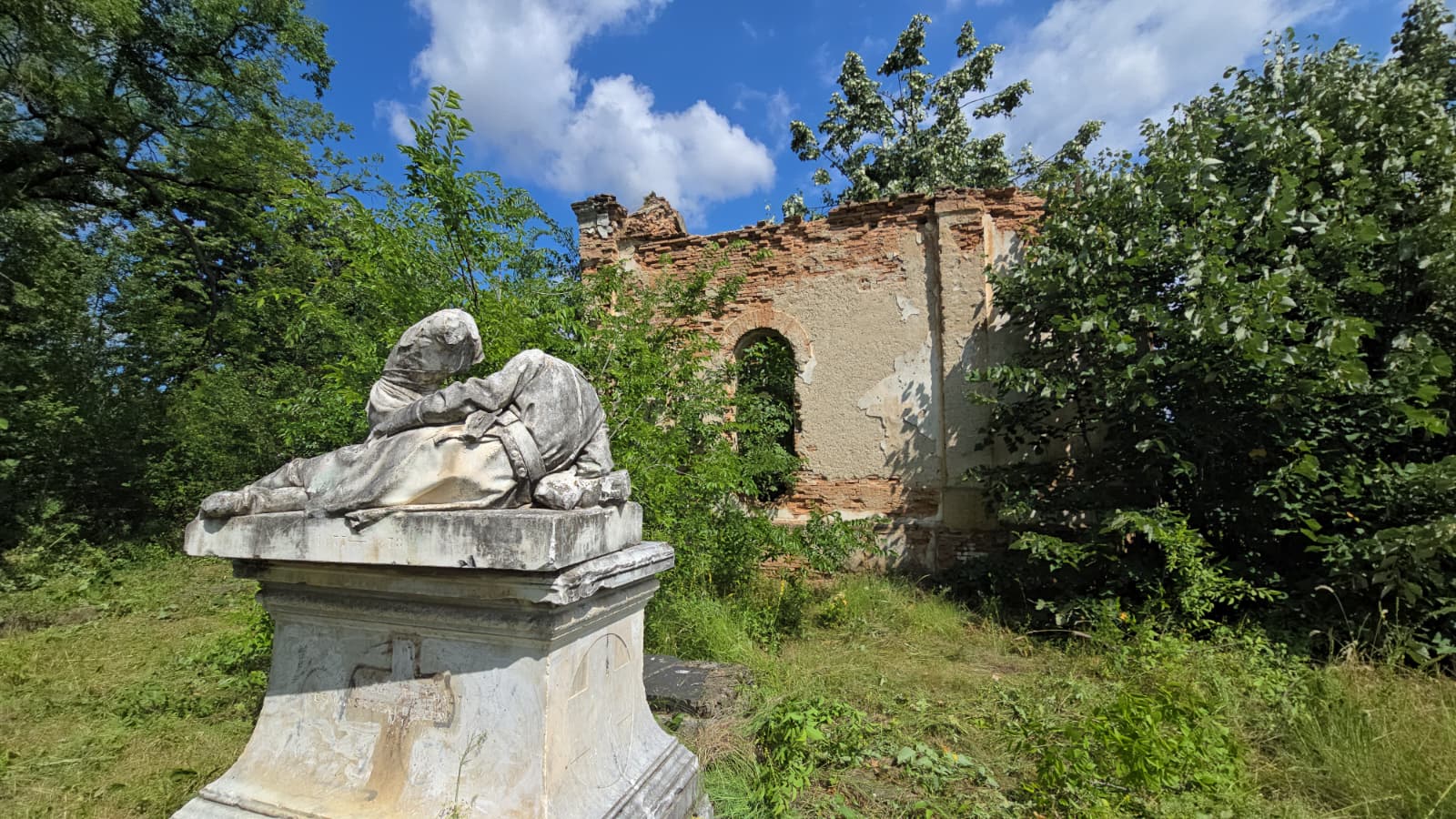 Locul din Prahova unde odihnesc elitele României. Cum arată cimitirul secret care ar putea deveni obiectiv turistic