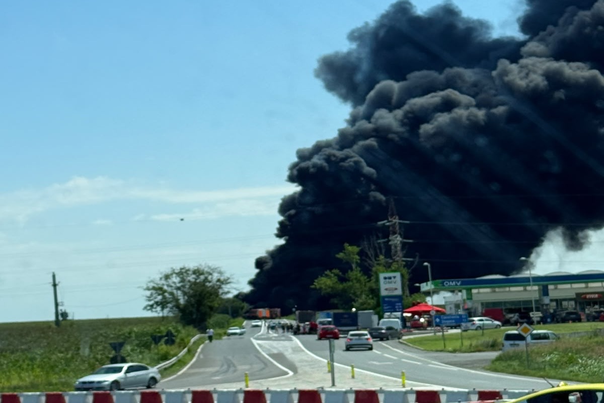 Cisternă cuprinsă de flăcări după un accident grav pe DN2A în Constanța. Trafic blocat complet, un nor uriaș de fum se vede de la kilometri distanță