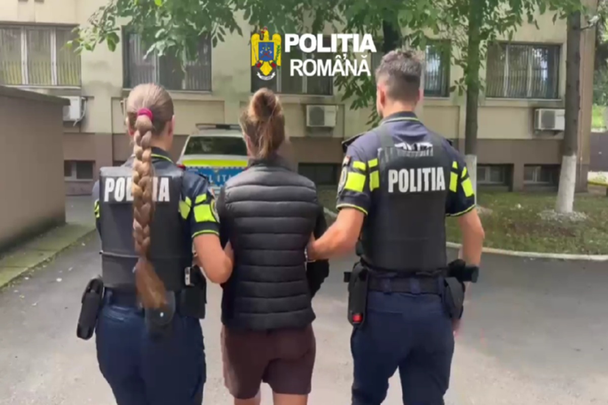 Și-a incendiat casa după o ceartă cu soțul. O locuință și patru mașini au fost distruse de flăcări