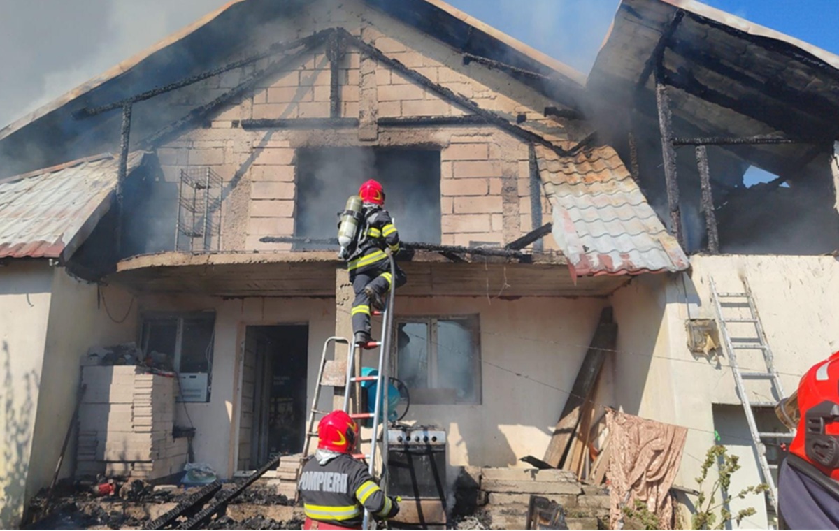 Incendiu puternic la o casă din Ghighiu. Pompierii intervin cu mai multe autospeciale