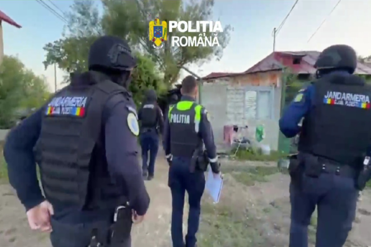 Au văzut un Matiz cu cheile în contact pe o stradă din Cărbunari și l-au furat. Mascații au descins la patru adrese din Dâmbovița