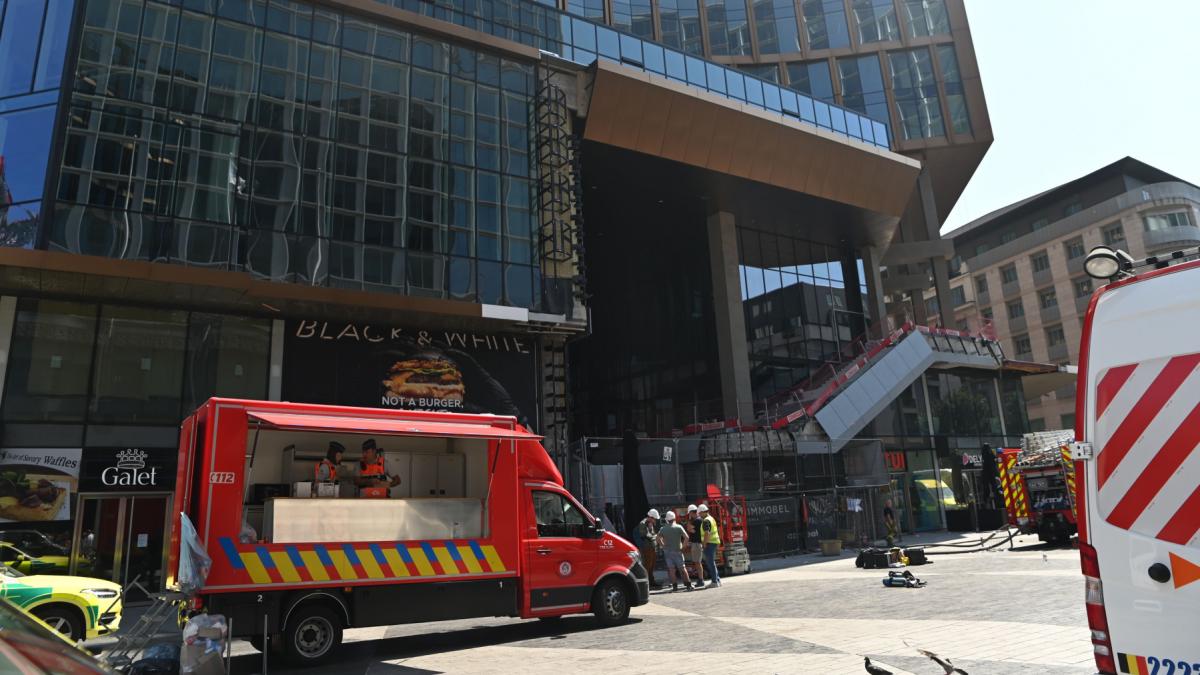Români, printre muncitorii dispăruți după incendiul din Bruxelles. Șase persoane au murit